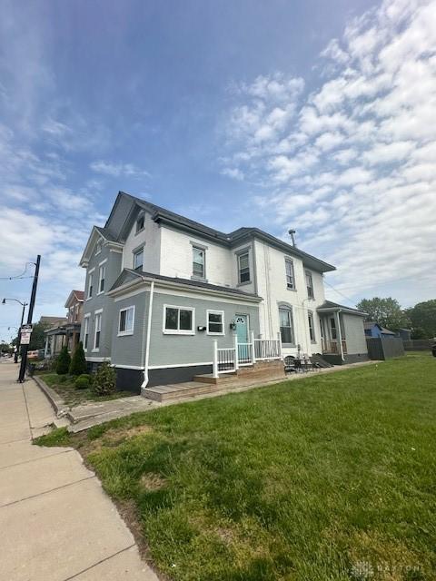 324 Warren St, Dayton, OH 45402 - view of front of home featuring a front yard