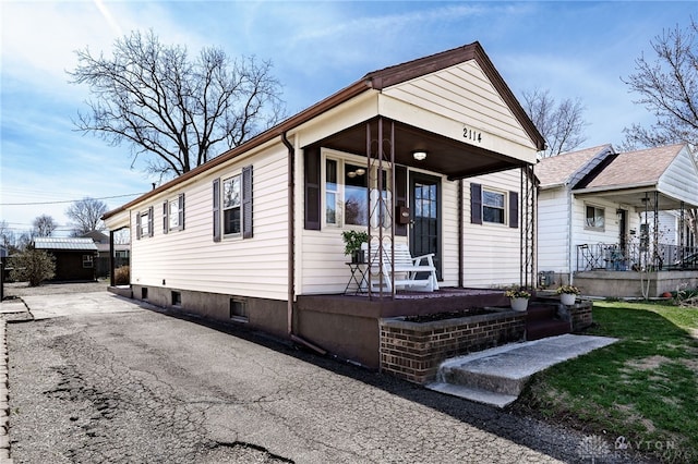 view of front of property featuring driveway and a porch