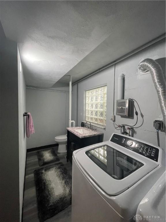 1314 Ridgeview Ave, Dayton, OH 45409 - laundry area with washer / clothes dryer and a textured ceiling