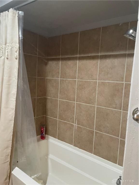 1314 Ridgeview Ave, Dayton, OH 45409 - bathroom featuring shower / tub combo with curtain