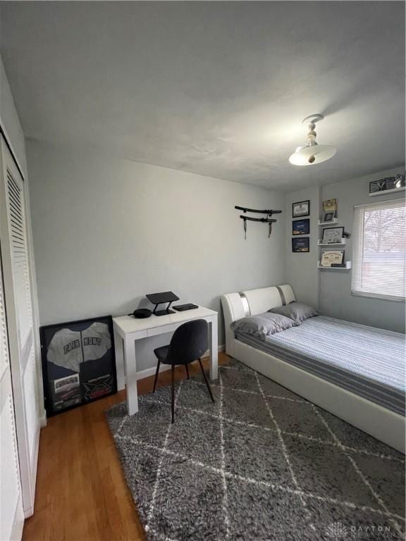 1314 Ridgeview Ave, Dayton, OH 45409 - bedroom featuring wood finished floors, a closet, and a desk