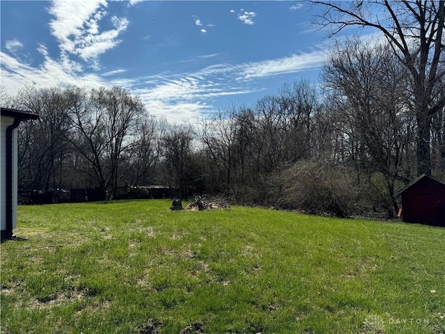 6718 Faversham Rd, Miamisburg, OH 45342 - view of yard featuring an outbuilding and a shed