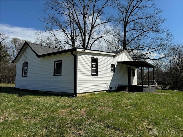 6718 Faversham Rd, Miamisburg, OH 45342 - view of side of home featuring a yard