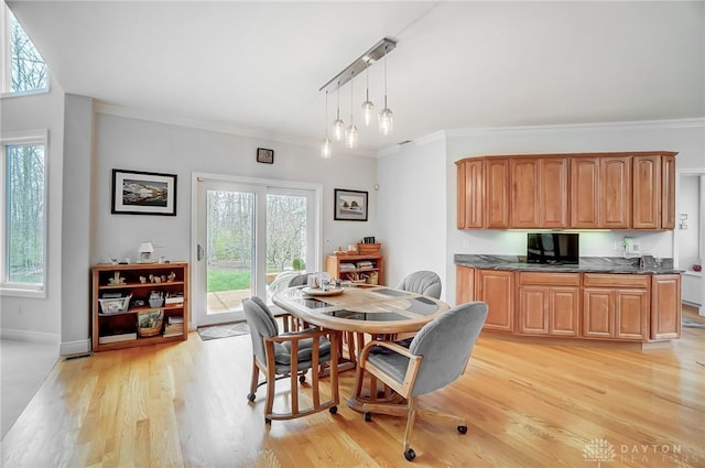 3558 Golden Fox Trl, Lebanon, OH 45036 - dining room with light wood-style floors, crown molding, and baseboards