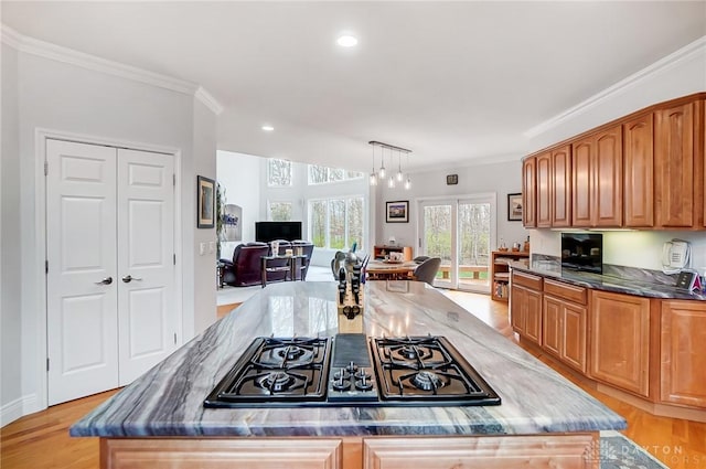 3558 Golden Fox Trl, Lebanon, OH 45036 - kitchen featuring recessed lighting, black gas cooktop, dark stone countertops, crown molding, and a center island