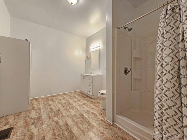 5469 Davis Rd, Jamestown Vlg, OH 45335 - full bath featuring a shower with curtain, toilet, vanity, and visible vents