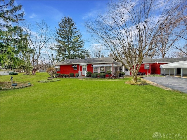 single story home featuring a front yard and driveway
