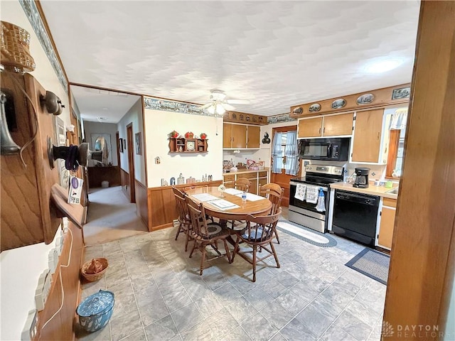 dining space with ceiling fan