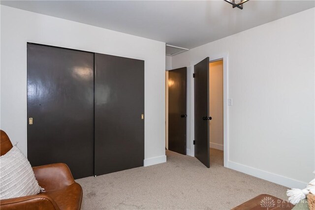 living area with baseboards and carpet