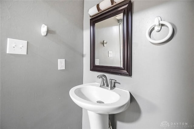 578 Wyoming St, Dayton, OH 45410 - bathroom featuring a sink