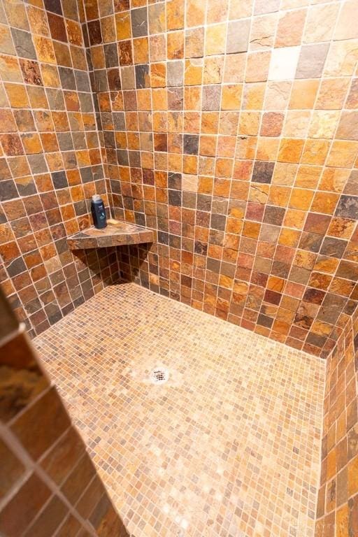 bathroom featuring tiled shower