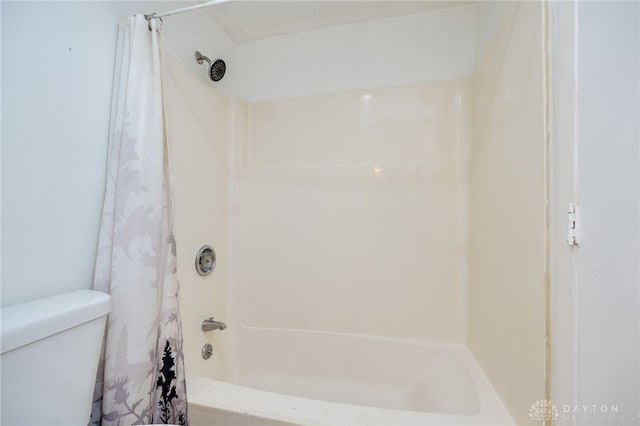 full bath with toilet and shower / bathtub combination with curtain
