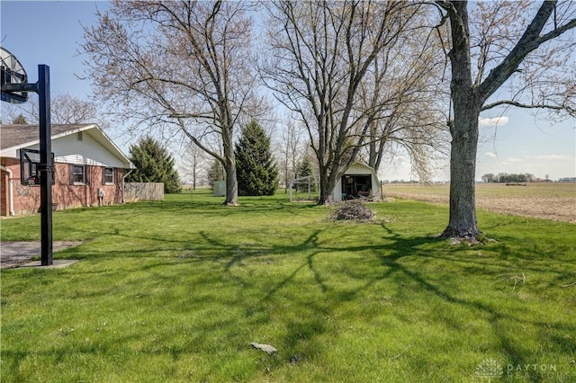 view of yard featuring an outdoor structure