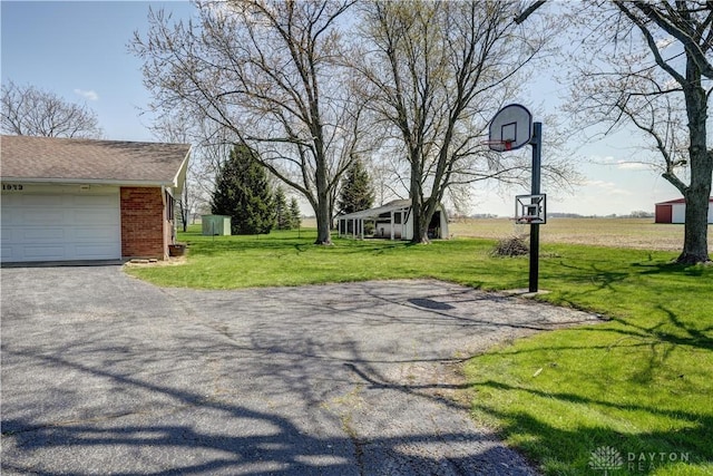 view of yard featuring driveway