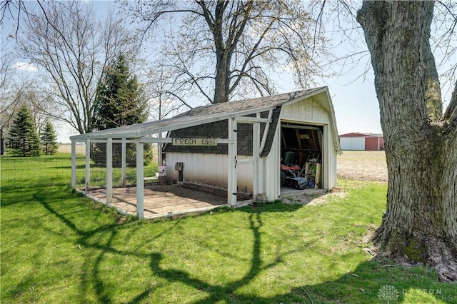 view of outdoor structure with an outbuilding