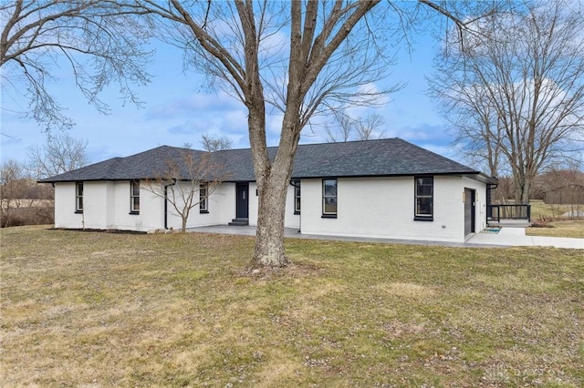 5850 Weidner Rd, Springboro, OH 45066 - view of front of home featuring a shingled roof, a front yard, and a patio area