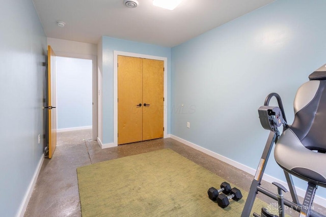 exercise area featuring baseboards