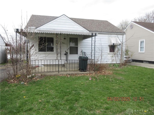1329 Lamar Dr, Springfield, OH 45504 - bungalow-style house featuring roof with shingles and a front lawn