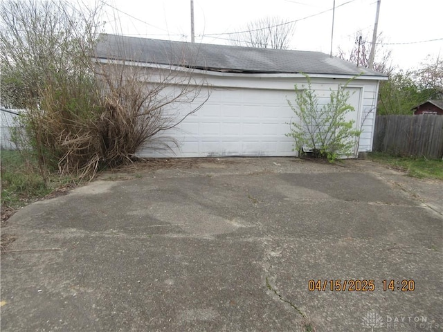 1329 Lamar Dr, Springfield, OH 45504 - detached garage with fence