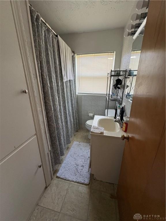 349 Orchard Dr, Oakwood, OH 45419 - bathroom featuring plenty of natural light, vanity, a textured ceiling, and toilet