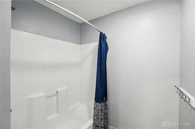 bathroom featuring curtained shower