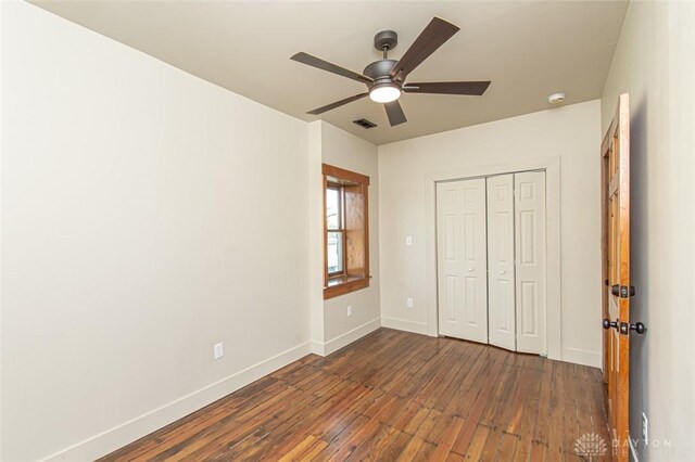 117 Montgomery Ave, Franklin, OH 45005 - unfurnished bedroom featuring dark wood-style floors, visible vents, baseboards, a closet, and ceiling fan