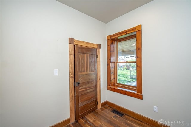117 Montgomery Ave, Franklin, OH 45005 - interior space featuring baseboards, visible vents, and dark wood-type flooring