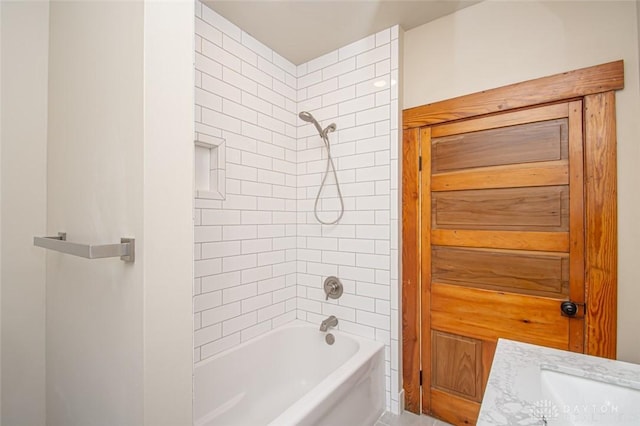 117 Montgomery Ave, Franklin, OH 45005 - full bath featuring washtub / shower combination