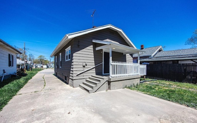 view of front facade with fence and covered porch