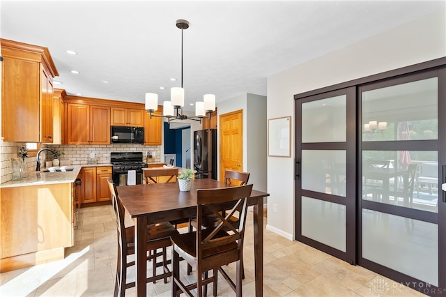 dining room with recessed lighting, baseboards, and an inviting chandelier