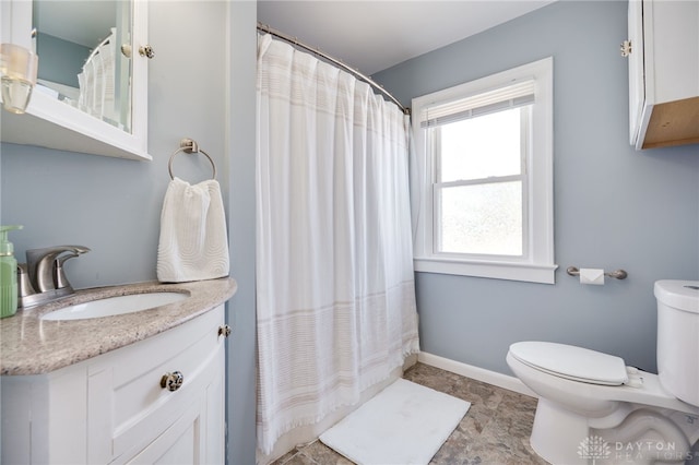full bath with baseboards, toilet, vanity, and a shower with curtain