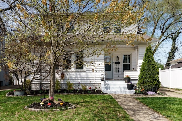 view of front of home featuring fence and a front yard