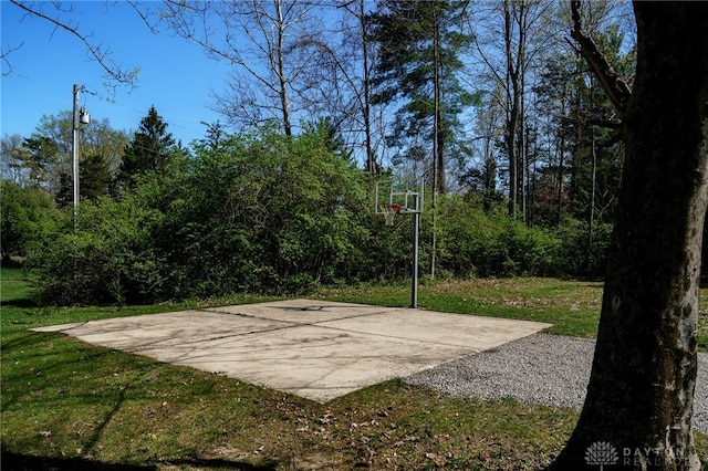 9171 Big Oak Dr, Washington Twp, OH 45458 - view of sport court featuring community basketball court and a lawn