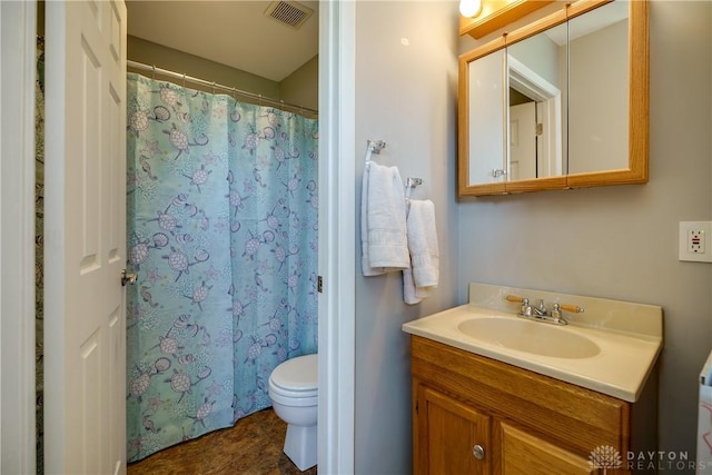 full bath featuring visible vents, toilet, a shower with shower curtain, and vanity