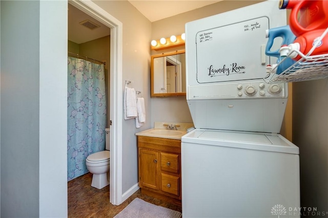 full bath with stacked washer / dryer, visible vents, toilet, vanity, and a shower with shower curtain