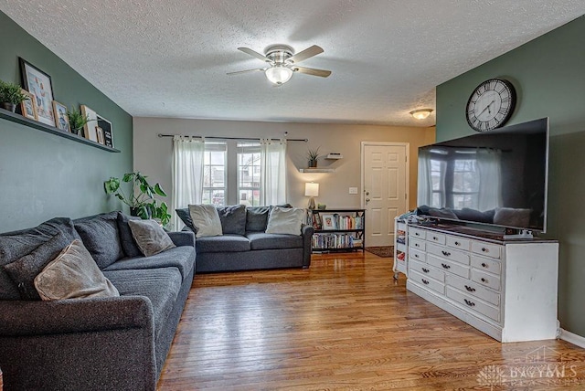 631 Alpine Pl, Trenton, OH 45067 - living area with light wood-style floors, a textured ceiling, and a ceiling fan
