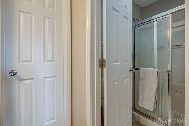 631 Alpine Pl, Trenton, OH 45067 - full bathroom featuring a stall shower
