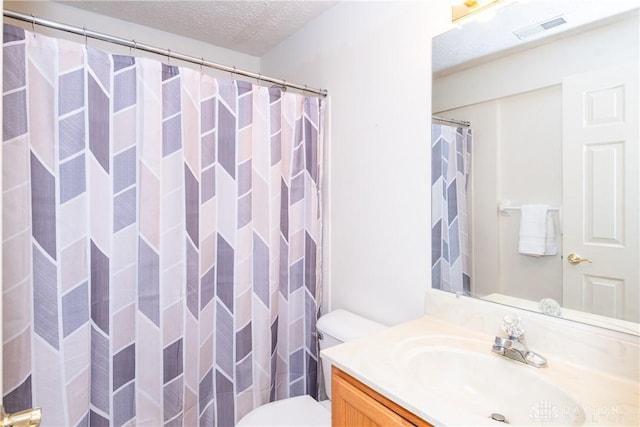full bathroom with a shower with curtain, toilet, vanity, visible vents, and a textured ceiling