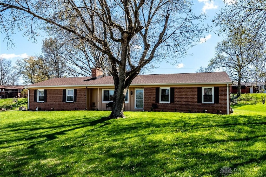 532 S 9th St, Miamisburg, OH 45342 - ranch-style house featuring a chimney, brick siding, and a front lawn