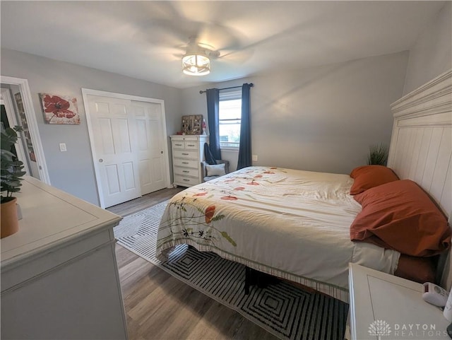 bedroom with wood finished floors, a ceiling fan, and a closet