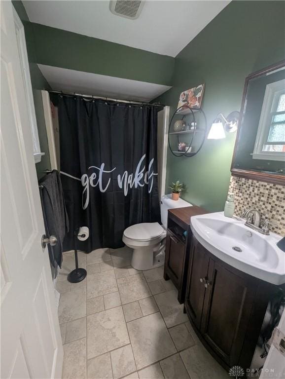 full bathroom featuring tasteful backsplash, visible vents, a shower with shower curtain, toilet, and vanity
