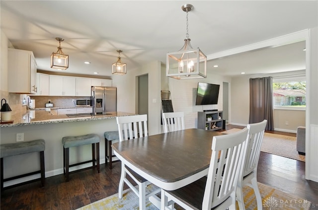 dining space featuring recessed lighting, dark wood-style floors, and baseboards