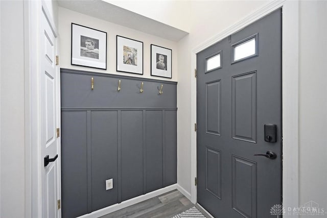 171 Pleasant Hill Blvd, Franklin, OH 45005 - foyer with wood finished floors and a decorative wall
