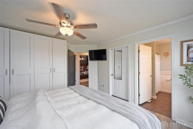 171 Pleasant Hill Blvd, Franklin, OH 45005 - bedroom with ornamental molding, wood finished floors, baseboards, connected bathroom, and a ceiling fan