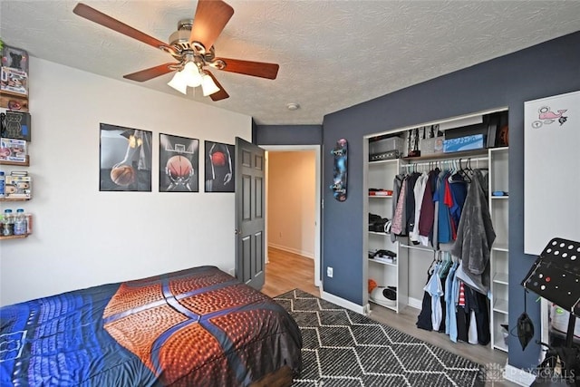 171 Pleasant Hill Blvd, Franklin, OH 45005 - bedroom featuring a ceiling fan, baseboards, wood finished floors, and a closet