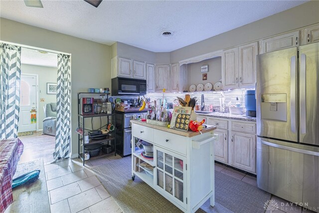 7351 Willow Dr, Blanchester, OH 45107 - kitchen featuring a textured ceiling, a sink, stainless steel appliances, and light countertops