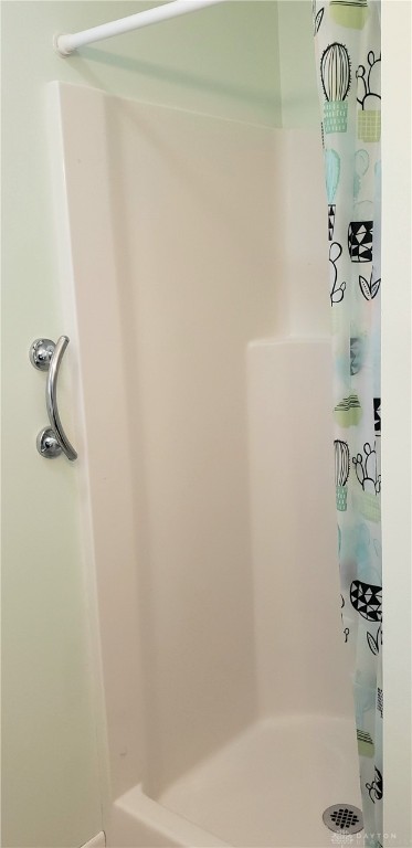 1823 Park Ave, Piqua, OH 45356 - full bath featuring a shower with shower curtain