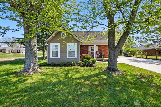 view of front facade featuring a front lawn and concrete driveway