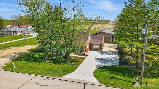 view of front of house featuring driveway and a front yard