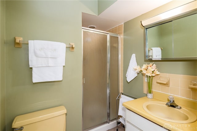 full bathroom with toilet, a stall shower, backsplash, and vanity